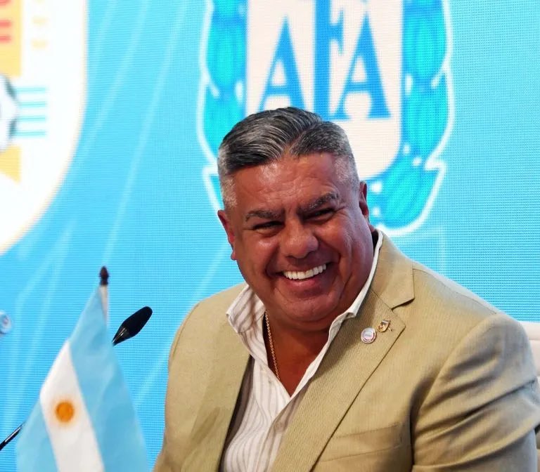 futbolanal's tweet photo. 🚨🇦🇷 CHIQUI TAPIA Y SU NUEVO AGENTE “OFICIAL” DE RECAUDACIÓN: UNA EMPRESA EN DUBAI 😳❗️

👉 En pleno mundial 2026, AFA constituyó la empresa “MOON EURO MANAGEMENT LLC”.

❌ No se conoce su titular, y el sitio web no tiene dirección ni teléfono de contacto.

💵 A dónde van los premios FIFA por el subcampeonato del mundial o todos acuerdos comerciales que tiene AFA con las marcas?

👉 Deberán transferirse a Grove Bank & Trust, con sede en Miami 🇺🇸, pero a nombre de Moon Euro Management, con sede en Dubai 🇦🇪