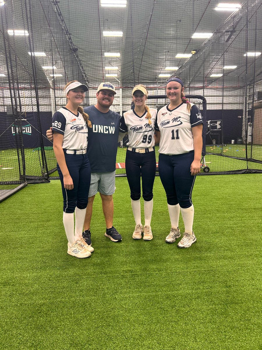 Piper_Nichols_7's tweet photo. Thank you so much to @UNCWsoftball for an amazing day!  💪🏻🥎 Even with all the rain, you were able to make the camp fun and gave us the opportunity to learn, compete, and be around such an incredible group of coaches and players. I’m very grateful for the experience and can’t wait to see y’all again soon! 🌊🦅 @AshleyWadeUNCW @KylerHolton08 @alyss_33 @CatchingIron @TeamNCSoftball 

Also, it’s always a great day when I get to go camping with my @teamnctaylor teammates @hannahmarsik11 and @AddyMorehead!