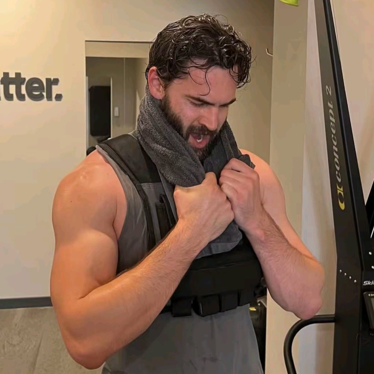 tombtms's tweet photo. let me have a bite of those arms please https://t.co/WnBkRuHlJ9