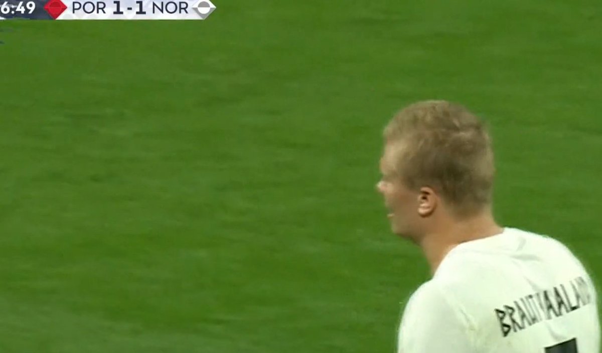 TouchlineX's tweet photo. 📸 - HAALAND IS TAKEN OFF! 

NO GOALS FOR HIM TODAY. https://t.co/cVKHIjANJD
