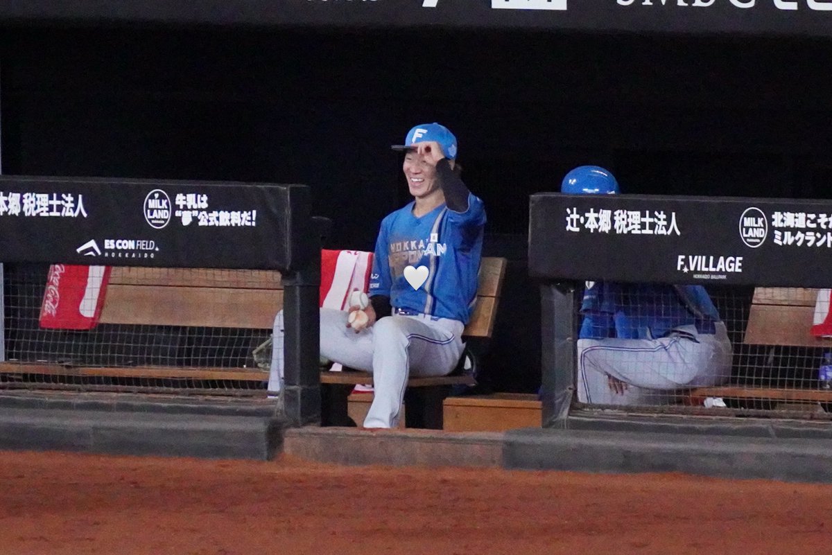 dkp8x's tweet photo. 松本コーチ（かその直前に喋ってた稀哲さん）がどんな魔法かけたのかわからないけど急にのけぞるほど笑って話す矢澤くんを見れたのでコーチ陣は✨⭐️ネ申⭐️✨ということで https://t.co/u7MKhEzubv