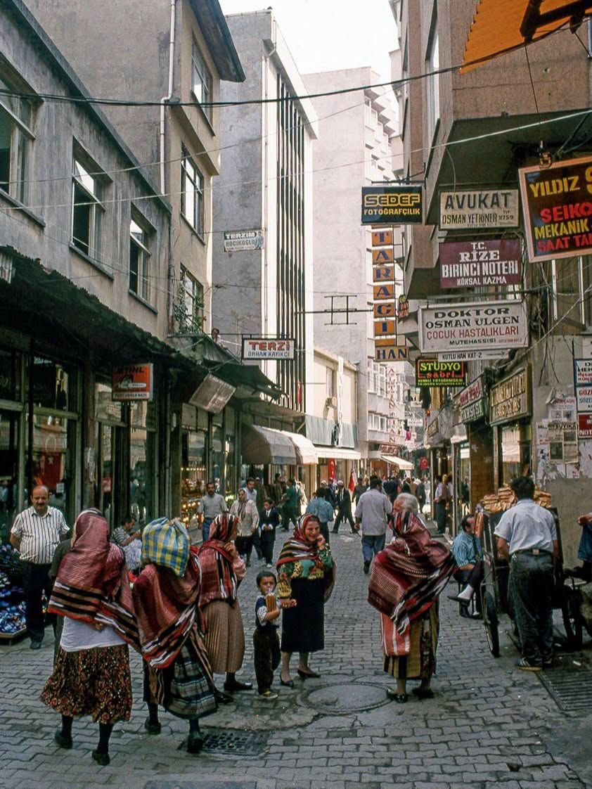 CihanPiyadeoglu's tweet photo. Makaslı peştemal!
Çocukluğumda kadınlar böyle giyinirdi. 
Yaklaşık 20 yıl önce bunu giyen annemle Rize merkezde gezerken “Farkında mısın tek sen giymişsin” demiştim. Bunu sorun etmiş olacak ki, “Bak, biri daha, biri daha” diyerek saymaya başlamıştı. 
Şimdilerde kimse giymiyor... https://t.co/XscKkXdtZx