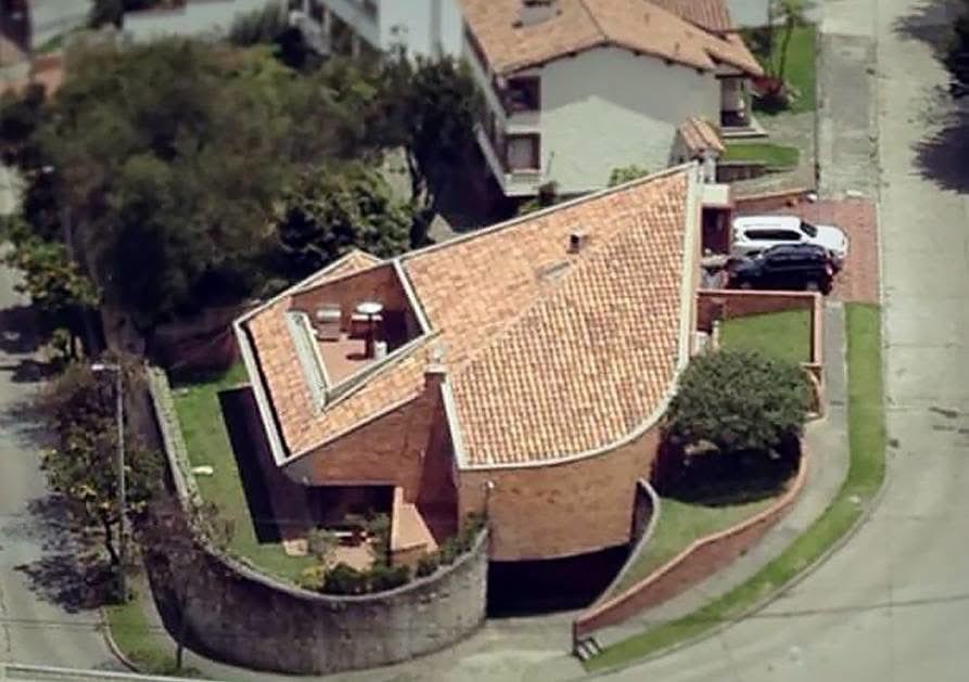 arq_alejordonez's tweet photo. Esta es la mejor casa en Colombia, arte de vanguardia de siglo XX. Supongo que aún pertenece a élite culta bogotana porque no le han modificado un pelo, no le han puesto luces led de mal gusto en las escaleras, ni madera de mentiras en las paredes, ni cerámicas imitando mármol. https://t.co/EO3HsOgDJP