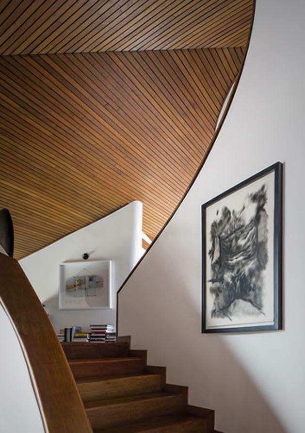 arq_alejordonez's tweet photo. Esta es la mejor casa en Colombia, arte de vanguardia de siglo XX. Supongo que aún pertenece a élite culta bogotana porque no le han modificado un pelo, no le han puesto luces led de mal gusto en las escaleras, ni madera de mentiras en las paredes, ni cerámicas imitando mármol. https://t.co/EO3HsOgDJP