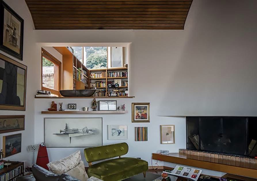 arq_alejordonez's tweet photo. Esta es la mejor casa en Colombia, arte de vanguardia de siglo XX. Supongo que aún pertenece a élite culta bogotana porque no le han modificado un pelo, no le han puesto luces led de mal gusto en las escaleras, ni madera de mentiras en las paredes, ni cerámicas imitando mármol. https://t.co/EO3HsOgDJP