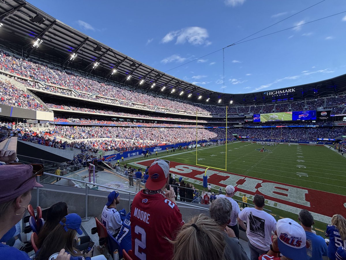 ErickPuzan's tweet photo. @HighmarkStadm key play in the game 4th quarter no one working the horn everyone just standing there….explain unacceptable https://t.co/HicaSCSyIc