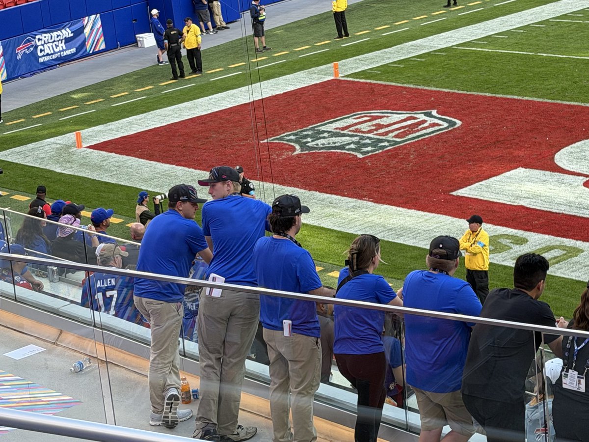 ErickPuzan's tweet photo. @HighmarkStadm key play in the game 4th quarter no one working the horn everyone just standing there….explain unacceptable https://t.co/HicaSCSyIc