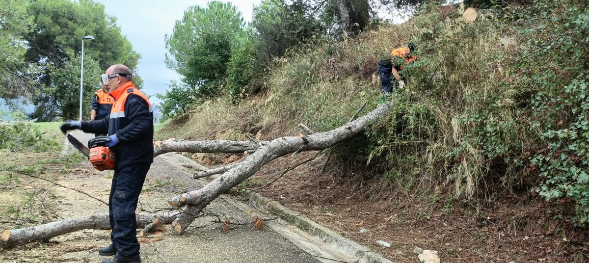 emergenciescat's tweet photo. Finalitzen les restriccions per les inundacions però es demana mantenir la prudència les properes hores

✔️ Per dilluns el @meteocat preveu pluges que poden ser intenses i superar els 20 l/m2 en 30 minuts

Més ℹ️ https://t.co/ON8z5n9is4

#INUNCAT https://t.co/GdvDrw4gcs