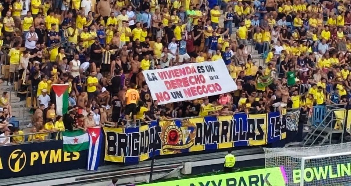 FonsiLoaiza's tweet photo. La afición antifascista del Cádiz: "La vivienda es un derecho y no un negocio". Enormes. https://t.co/ZUTx2hp9sR
