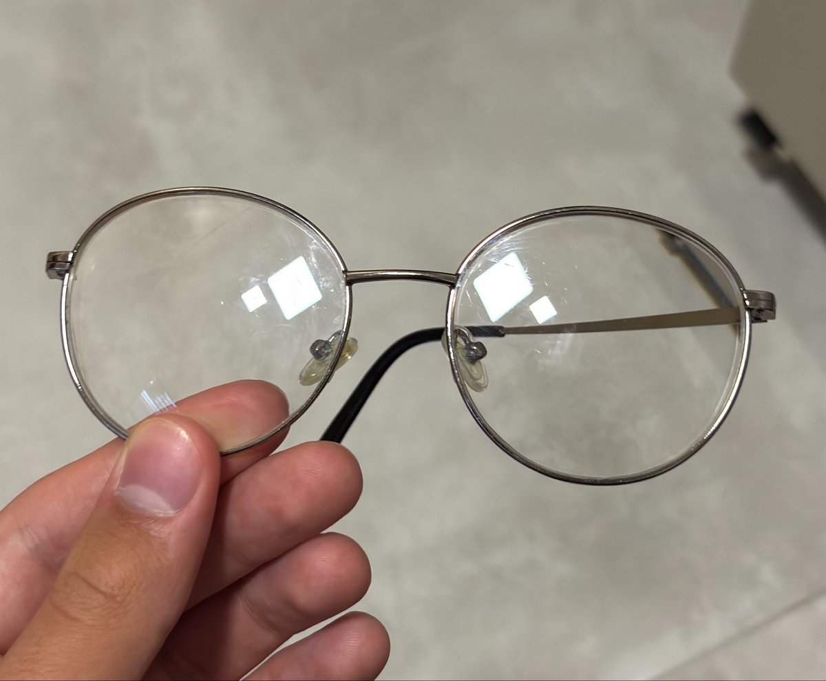llk3tee's tweet photo. arranquei uma haste do meu óculos pq tava me atrapalhando assistir tiktok deitado 💔🕊️ https://t.co/8QLTJdDvpa