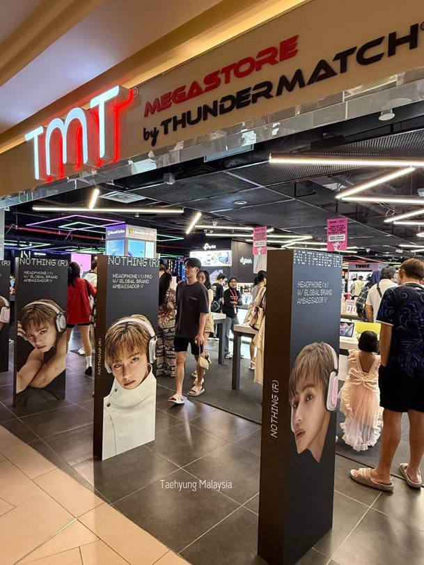 ludmula53195's tweet photo. Kim Taehyung with Nothing at TMT Megastore, Mid Valley KL 😍

NOTHING GLOBAL AMBASSADOR V
TAEHYUNG FOR NOTHING
#TAEHYUNGxNOTHING
#VxNOTHING https://t.co/WAnztaOt2M