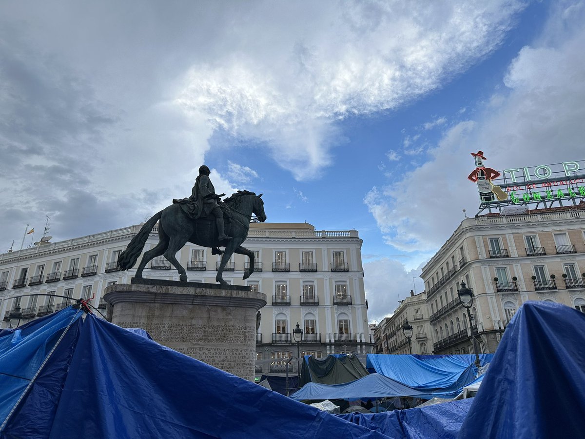 random6512's tweet photo. King Carlos abandoned his people. https://t.co/VQailBbBJm