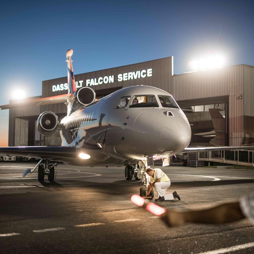 Casimir_Noir's tweet photo. @BullinLaur59128 #JeffreyEpstein un bon client chez Dassault Falcon Service / #leBourget
https://t.co/YUXbHMEcYP https://t.co/pY5ULXOMTC