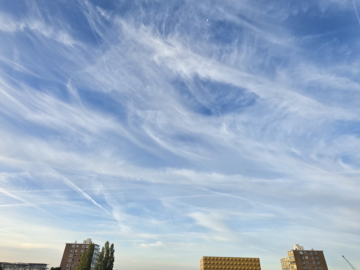 RobertvanWaning's tweet photo. Vliegtuigstrepen (#contrails ) bestaan niet alleen uit bevroren water maar ook uit luchtvervuiling. Die levert de vaste deeltjes (roet, fijnstof, aerosolen) die fungeren als kernen *) voor het condensatieproces Zij zorgen er ook voor dat #luchtvaartsmog permanenter is dan natuurlijke sluierwolken van schone waterdamp.
Luchtvervuiling door vliegverkeer in de tropopauze veroorzaakt een permanente waas die de blauwe lucht groezelig maakt. Dat zullen weerkundigen niet zeggen.
Die vertellen liever #weerleugens.
*) CCN = Cloud Condensation Nuclei.
https://t.co/YwKTXVWfSi