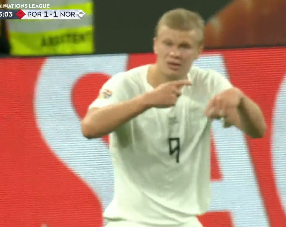 TouchlineX's tweet photo. 🚨 𝗕𝗥𝗘𝗔𝗞𝗜𝗡𝗚: ERLING HAALAND IS INJURED!

HE ASKED TO BE SUBBED OFF IN THE GAME VS PORTUGAL. https://t.co/wCSKDaCcQu