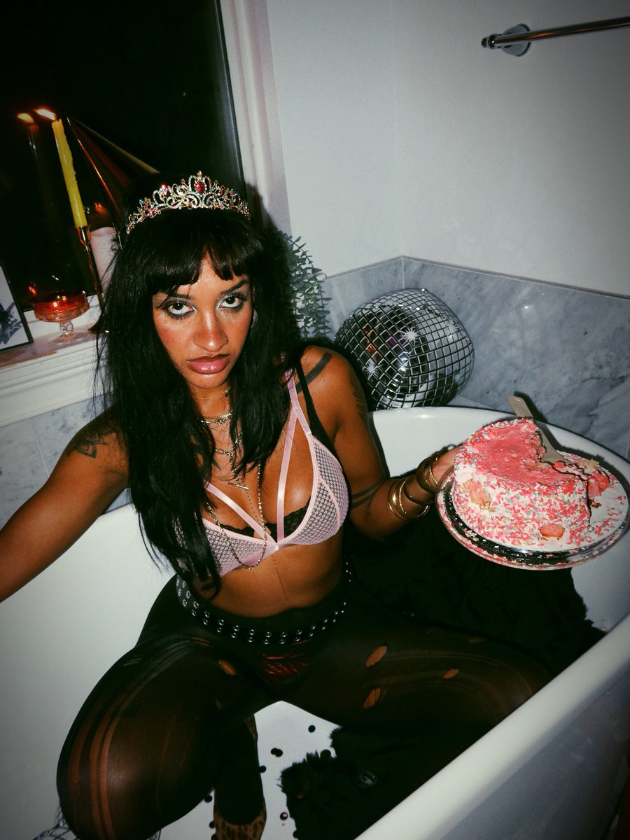 mylifeasvia's tweet photo. Treat me like your favorite bad habit 💋 https://t.co/WJ55j3Uckl