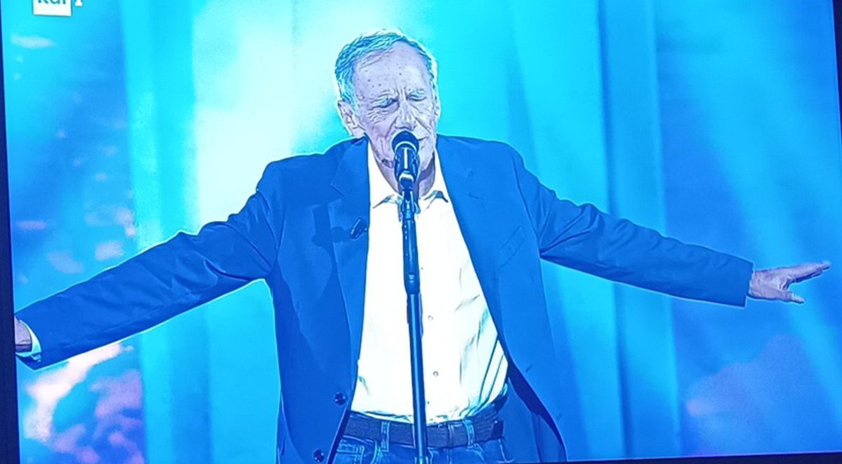 mila_lucisano's tweet photo. Ascoltarlo...una grande emozione per me, che da una vita lo ammiro e lo considero uno dei miei Maestri.
Immenso e amatissimo #robertovecchioni
#francesco
#assisi https://t.co/uJ9LC8LBYx