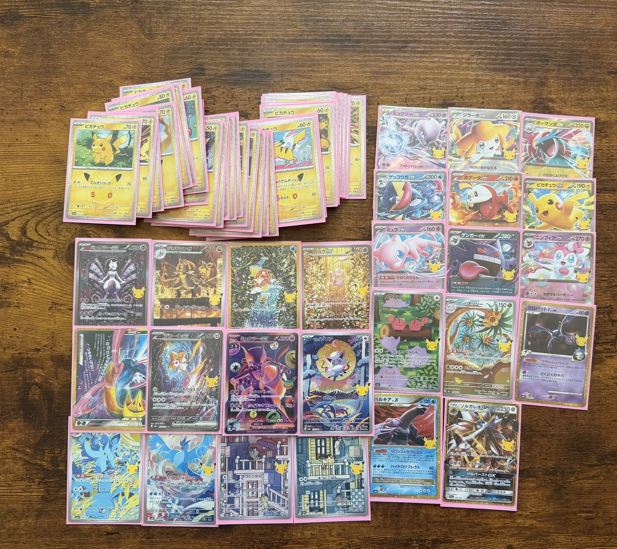 missbenditx's tweet photo. after 40 packs ₍₍⚞(˶˃ ᵕ ˂˶)⚟⁾⁾

30/30 pikachu :) (lots of duplicates)

sadly, no RGB mew but pulled great cards! 

thank you 30th (つ｡˃ ᵕ ˂)つ https://t.co/Nh3kbmrso1