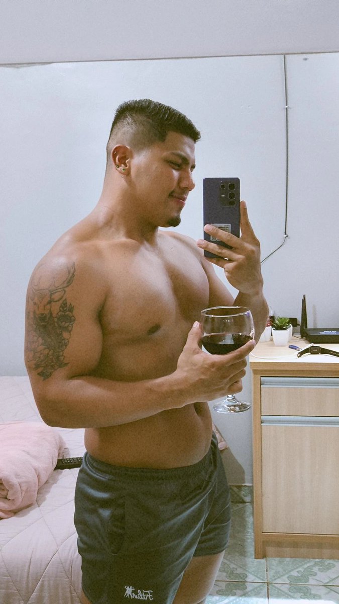 eusoares19_'s tweet photo. Só uma tacinha de vinho 🍷🥵 https://t.co/2vWlPGlw03