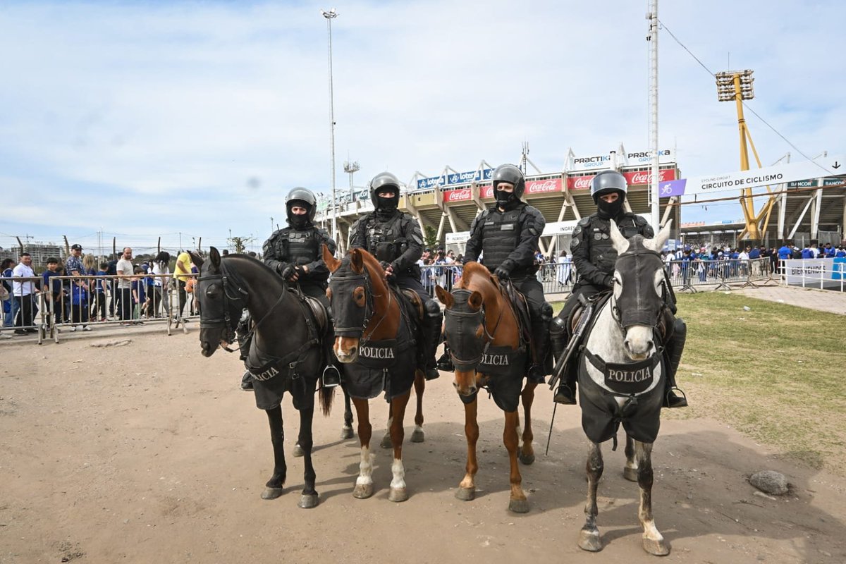 PoliciaCbaOf's tweet photo. 🚨 OPERATIVO DE SEGURIDAD: Talleres vs. Belgrano

🏟️AHORA | En el marco del clásico cordobés entre @CATalleresdecba y @Belgrano, se desarrolla en el estadio Mario Alberto Kempes un amplio operativo de seguridad con patrullajes y controles preventivos.

👉 El dispositivo de seguridad es desarrollado por efectivos del CAP, Unidades Especiales, Policía Caminera e Investigaciones Criminales, entre otras dependencias.

🫡 Supervisa el subjefe de Policía Alberto Bietti, junto al ministro de Seguridad @QuinterosJP y demás autoridades.
