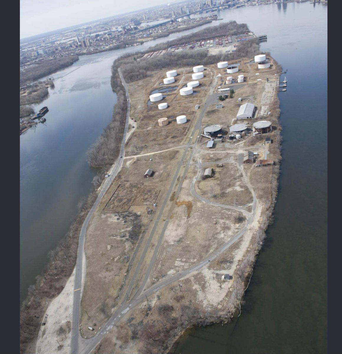 humbertocelli's tweet photo. ¿Sabías que Venezuela tenía territorio dentro de Estados Unidos? Petty’s Island en Nueva Jersey: unos 2 km² en el río Delaware de Citgo o sea de PDVSA. 

Chávez la regaló en 2009, cerca de 20 millones de dólares de los venezolanos, entregados sin que el país viera un centavo. Mientras aquí faltaba de todo, él cedía suelo venezolano en suelo estadounidense.

Esa es la doble moral comunista.
