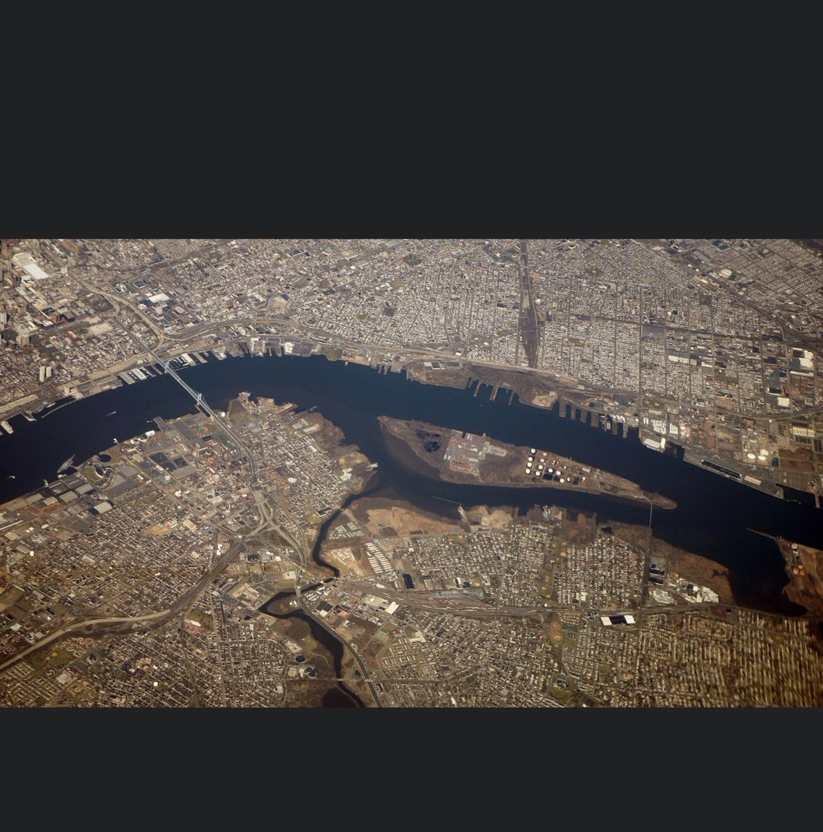 humbertocelli's tweet photo. ¿Sabías que Venezuela tenía territorio dentro de Estados Unidos? Petty’s Island en Nueva Jersey: unos 2 km² en el río Delaware de Citgo o sea de PDVSA. 

Chávez la regaló en 2009, cerca de 20 millones de dólares de los venezolanos, entregados sin que el país viera un centavo. Mientras aquí faltaba de todo, él cedía suelo venezolano en suelo estadounidense.

Esa es la doble moral comunista.