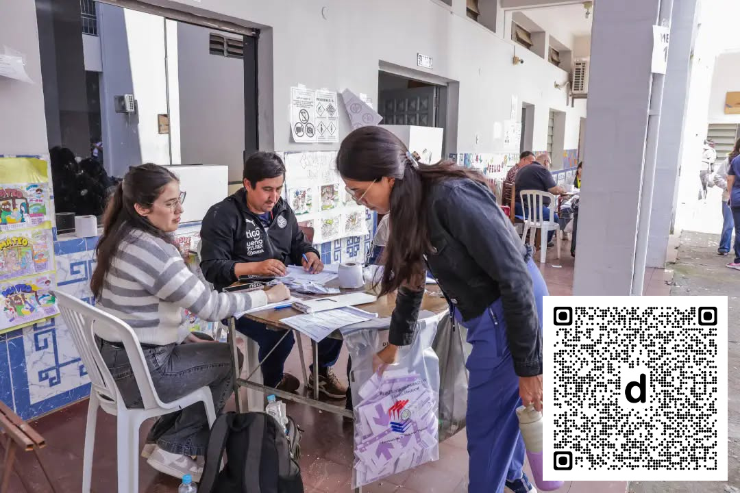 elnacionalpy's tweet photo. El Candidato B recorta distancias, pero el Candidato A cierra al frente en el último boca de urna dlvr.​it/TVmpyS https://t.co/66TSfpIJHw
