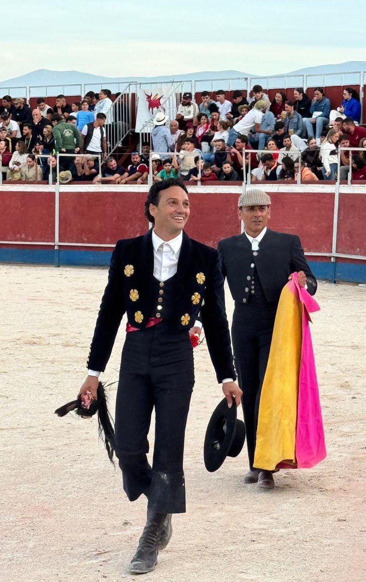 verdadytoro's tweet photo. DARRO (GRANADA). NOTA DE PRENSA. 4 de octubre 

✍️ ‹‹Oliva Soto firma una tarde de pureza, entrega y triunfo rotundo con tres orejas y rabo en Darro››

➡️ Nota de Prensa completa: 

https://t.co/reHUk8C4Dr

#darro #granada #olivasoto #esenciasevilla #triunforotundo https://t.co/DB3Rgl2vHS