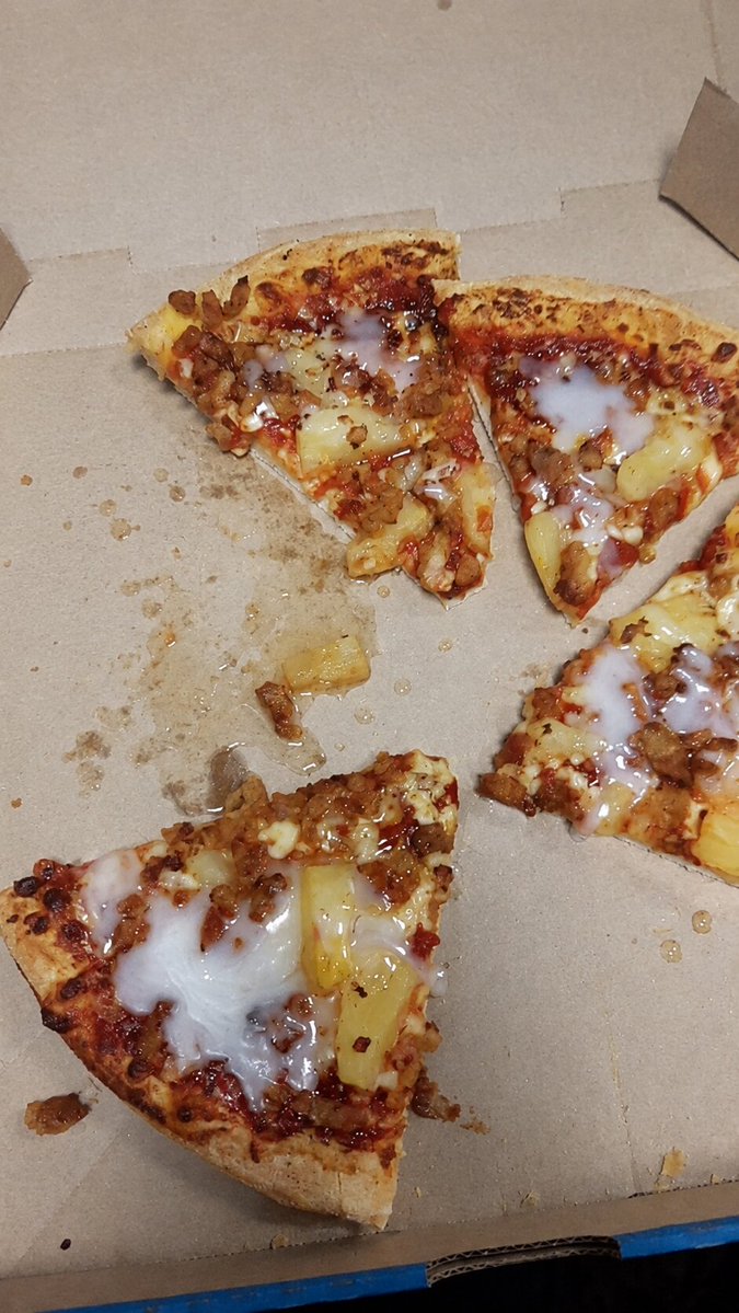 CaprioLoL's tweet photo. Zajebista ta twoja pizza @ksiazulo #muala https://t.co/OMHFs3MT70
