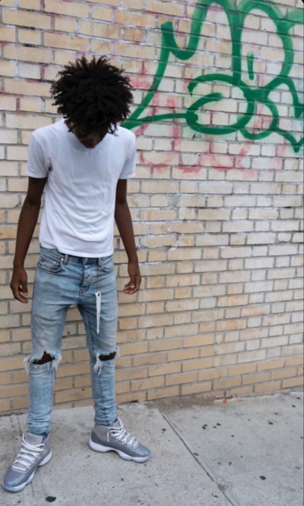 kel_vinn99's tweet photo. Who still wears skinny jeans😹? https://t.co/Kw3VwHQcb4
