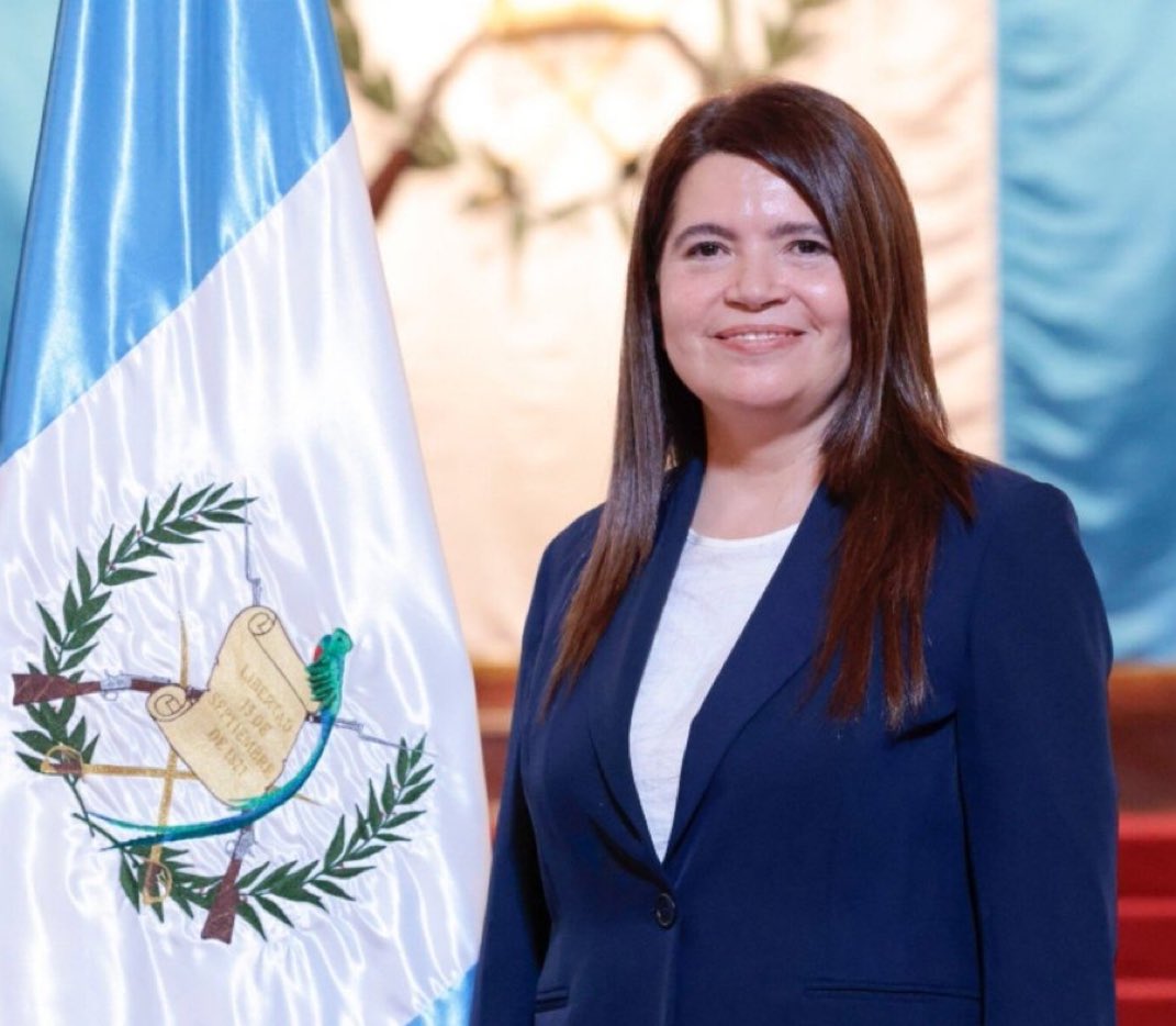 __VaderGT's tweet photo. Ya no es doña Conny la señalada como responsable de todos los vergueos de @BArevalodeLeon.

Ahora el título parece haber cambiado de manos:
—Ana Glenda Tager sería la nueva protagonista de la novela.

Semilleros inutiles. 😏 https://t.co/dELiqHbiZg