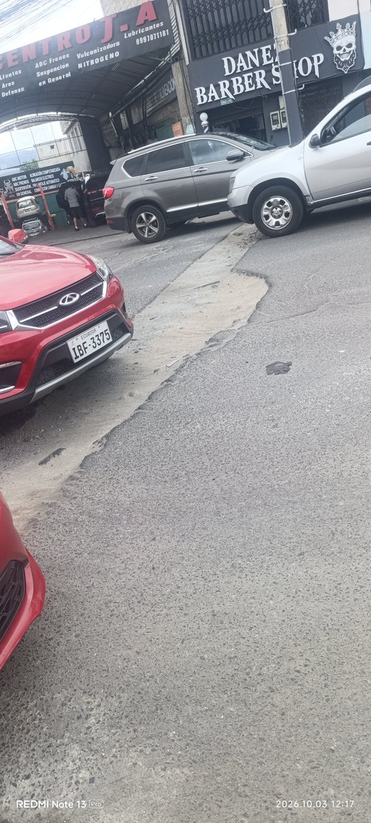 Rol_OrtizV's tweet photo. @ObrasQuito Por favor su ayuda en la Av. Carlos Mantilla ya van 2vecwa q uds. Reparan y los vecinos o @aguadequito vuelven a perforar la calle @pabelml https://t.co/ZGD6yAE9Dx