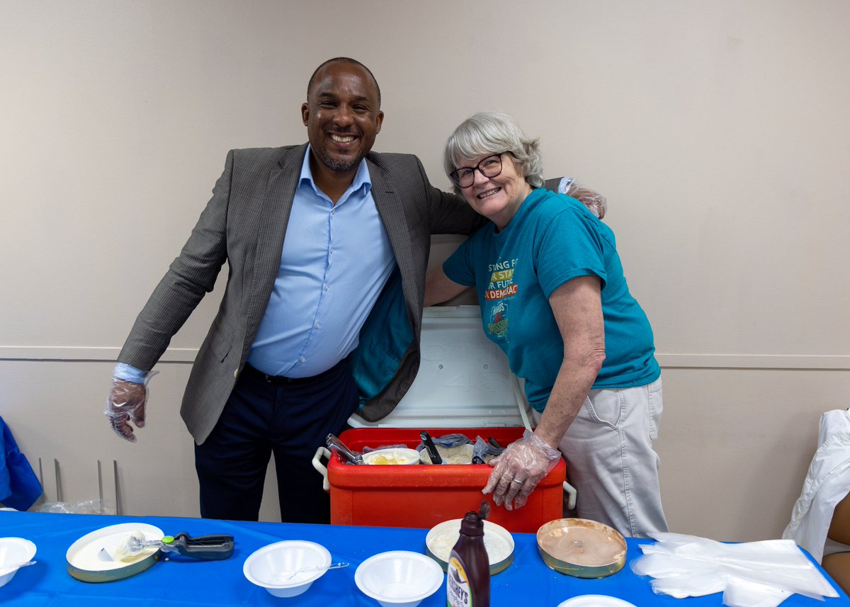 scott_colom's tweet photo. Spent some time in Ocean Springs this afternoon talking with seniors about healthcare, the economy and the need for more accountability in Washington.

We covered some important issues — and finished with a little ice cream. 🍦 A pretty sweet afternoon! #MississippiMatters https://t.co/aT6m1o75aO