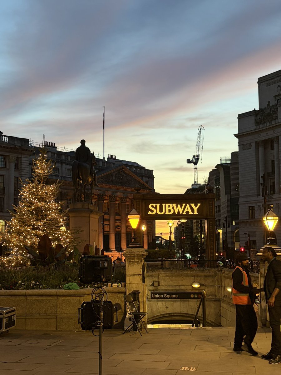 TheBatmanSagaNW's tweet photo. BEAUTIFUL new looks at the set of ‘THE BATMAN: PART 2’ in London. 🦇

📸 @nothowyouhoped &amp; @art_vandelay8 https://t.co/RYIvl5hlIR