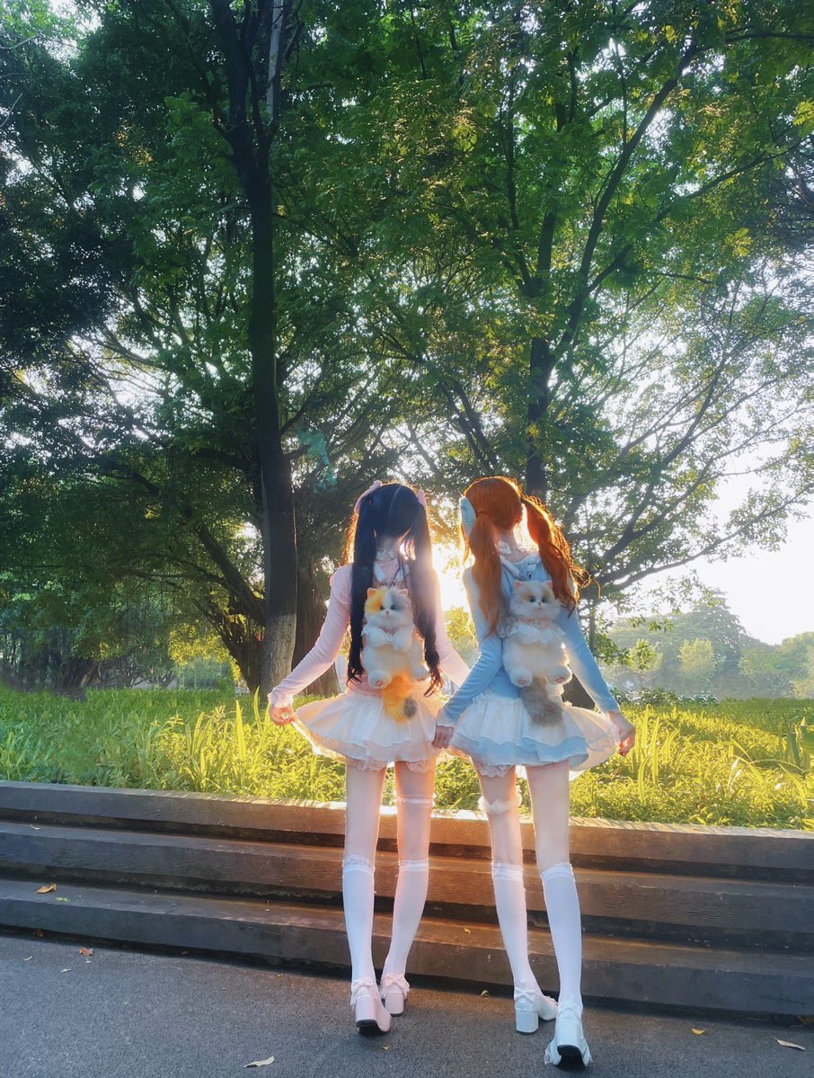 xvedelaa's tweet photo. 这个点有没睡的吗

谁来锐评一下我跟闺蜜福嘛 

双份浪漫，双倍快乐

粉嫩哒！流言1直接给没有🚪 https://t.co/2QFdXJfKOx