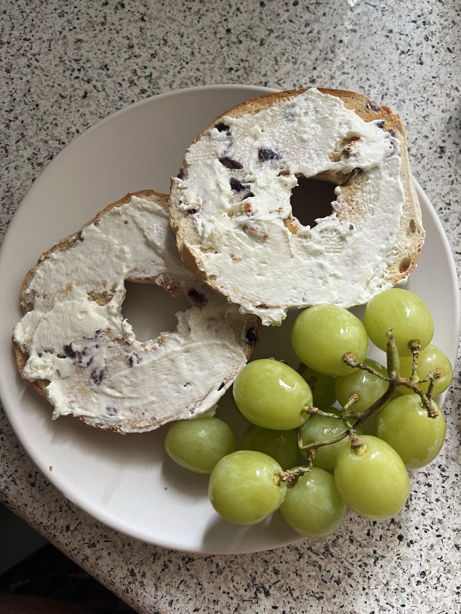 mxmimix's tweet photo. my hot take is that i prefer to omad breakfast solely bc i love bagels sm🥹🥹 https://t.co/CEc5RvXQrm