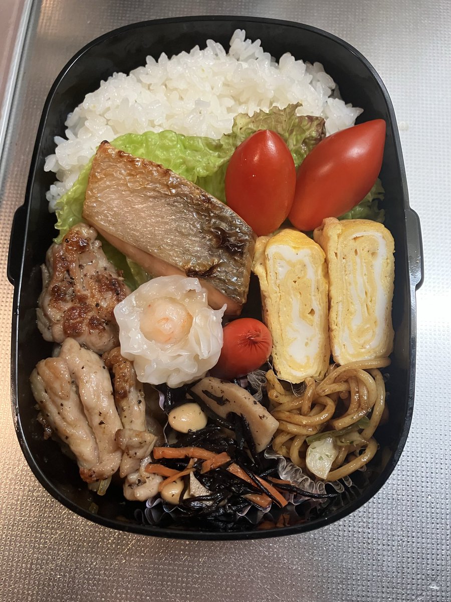 m881037o's tweet photo. おはようございます
⭐️せせりのガーリックペッパー焼き
⭐️鮭
⭐️エビしゅうまい
⭐️赤ウィンナー
⭐️焼きそば
⭐️卵焼き
⭐️ひじき煮
⭐️ハイギャバ🍅
朝晩かなり涼しくなって、お弁当の冷ますスピードが格段に早くなりました‼︎
今週も頑張っていきましょー🙂
#高校2年男子弁当 https://t.co/XCBEtTrgnd