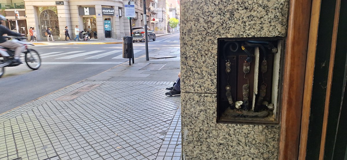 LU6FPJ's tweet photo. Peligro en Laprida y Córdoba. Trifasico😮 https://t.co/cC70Mdlk0x