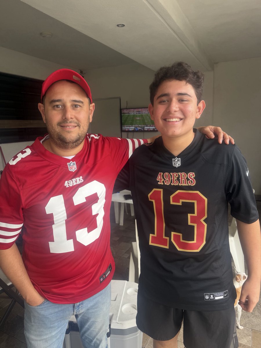 KarMaQueenFig's tweet photo. #NFLEnTelevisa Go 49ers!!! https://t.co/m4sx5sowzz