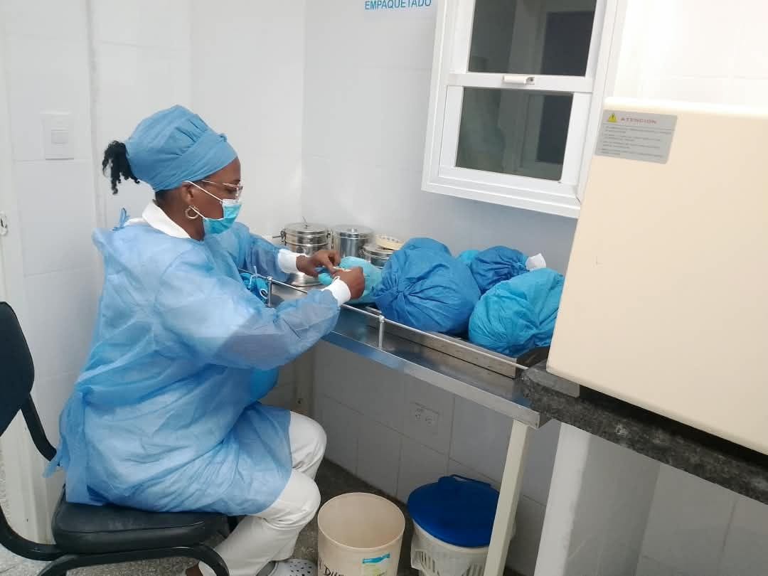cubacooperaven's tweet photo. Desde el CDI El Rosario 🩺✨, la Lic. en Enfermería Caridad Rodríguez realiza labores de limpieza, higiene y esterilización del material de trabajo. Rigor, disciplina y seguridad para garantizar una atención de excelencia a nuestro pueblo. 🇨🇺💚🇻🇪 #CubaCoopera #CubaPorLaVida https://t.co/Pedm2QnCys
