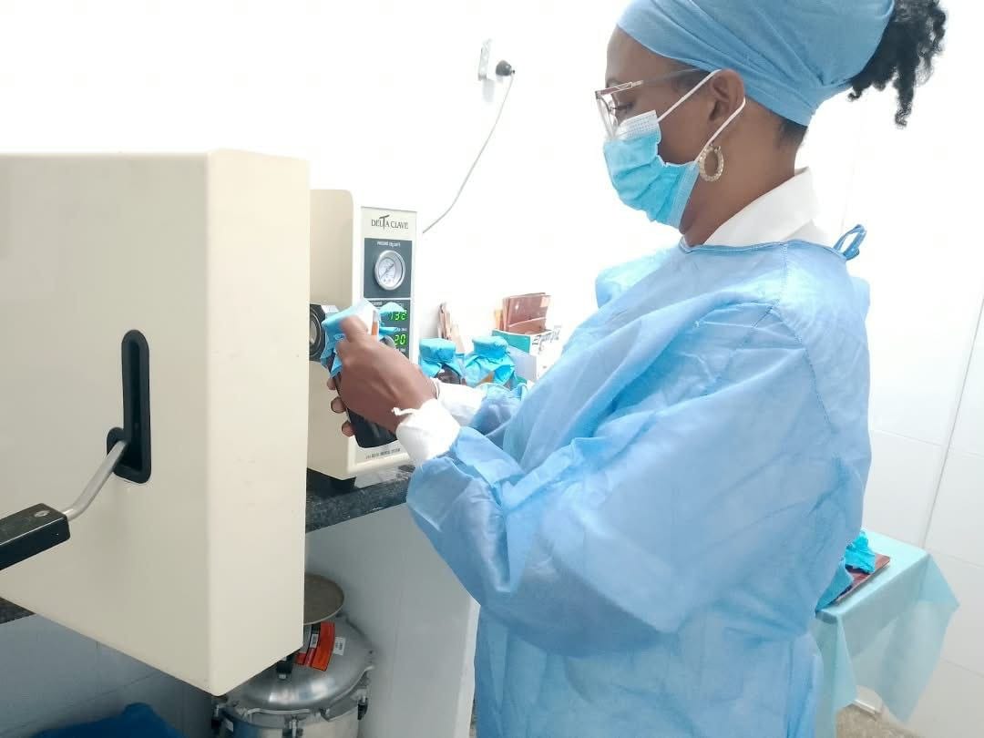 cubacooperaven's tweet photo. Desde el CDI El Rosario 🩺✨, la Lic. en Enfermería Caridad Rodríguez realiza labores de limpieza, higiene y esterilización del material de trabajo. Rigor, disciplina y seguridad para garantizar una atención de excelencia a nuestro pueblo. 🇨🇺💚🇻🇪 #CubaCoopera #CubaPorLaVida https://t.co/Pedm2QnCys