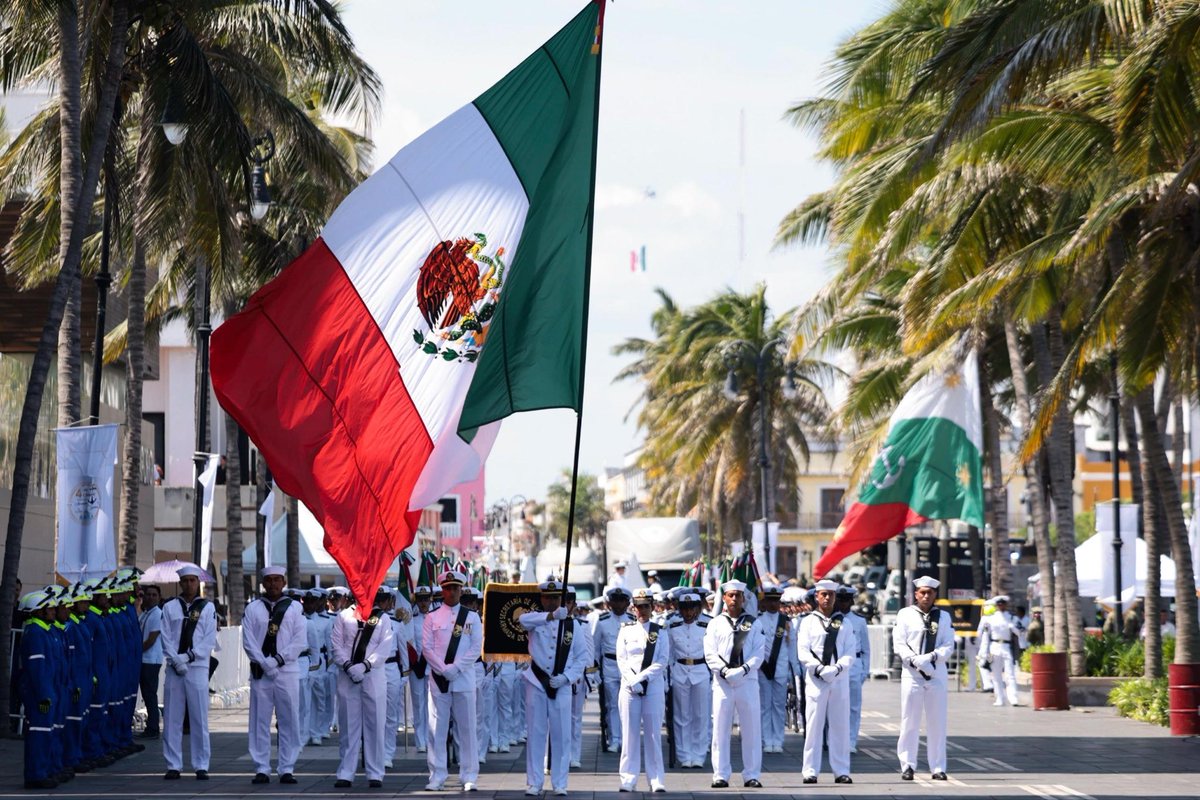 GobiernoMX's tweet photo. Desde el heroico puerto de Veracruz, la presidenta @Claudiashein encabeza el 205 Aniversario de la Armada de México y 202 Aniversario de la Constitución de 1824.

Afirma que la lección de nuestra historia es que, detrás de cada batalla, está la defensa de nuestra independencia y soberanía. El pueblo de México tiene derecho a decidir su destino.

📸 Fotogalería: https://t.co/wqBfBvVwMy
