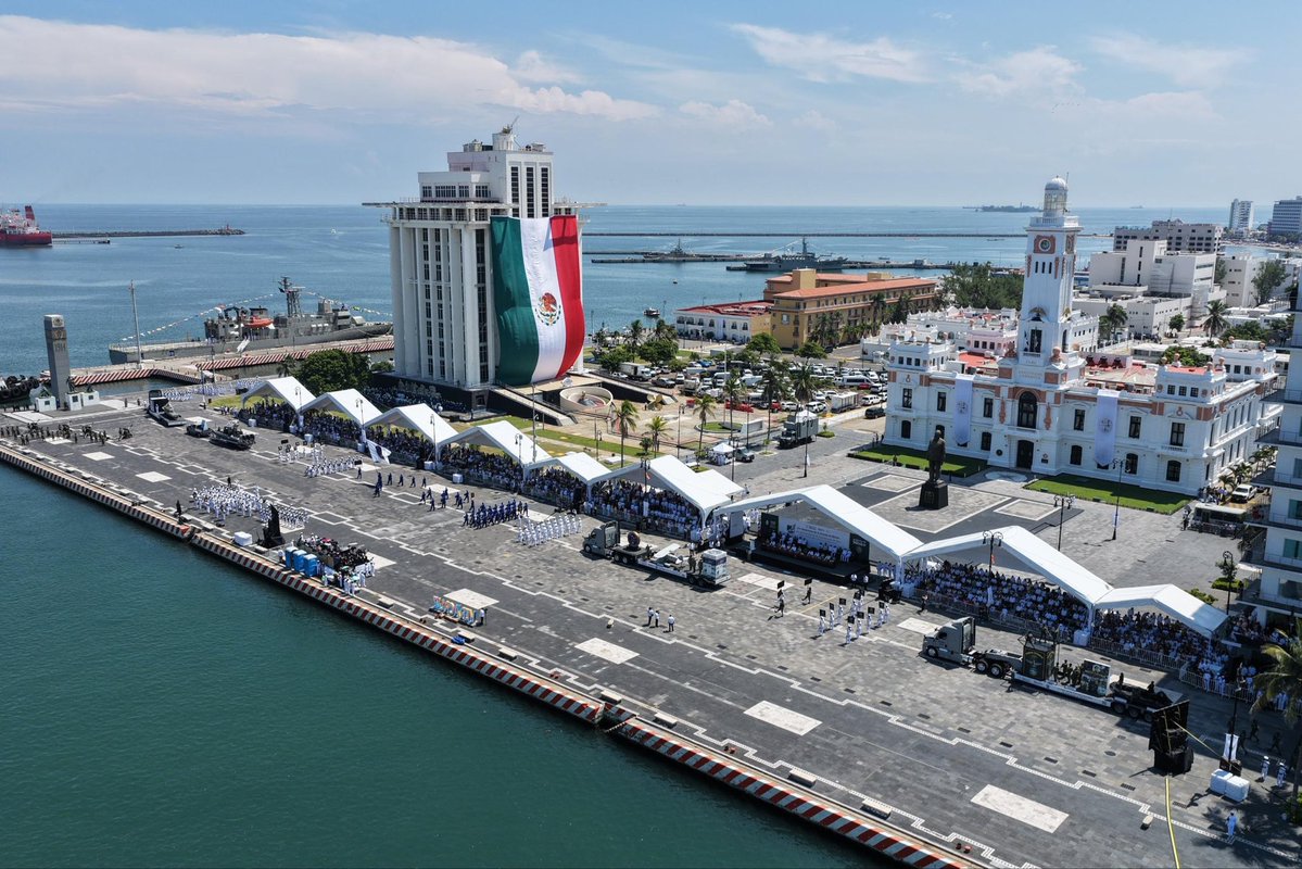 GobiernoMX's tweet photo. Desde el heroico puerto de Veracruz, la presidenta @Claudiashein encabeza el 205 Aniversario de la Armada de México y 202 Aniversario de la Constitución de 1824.

Afirma que la lección de nuestra historia es que, detrás de cada batalla, está la defensa de nuestra independencia y soberanía. El pueblo de México tiene derecho a decidir su destino.

📸 Fotogalería: https://t.co/wqBfBvVwMy
