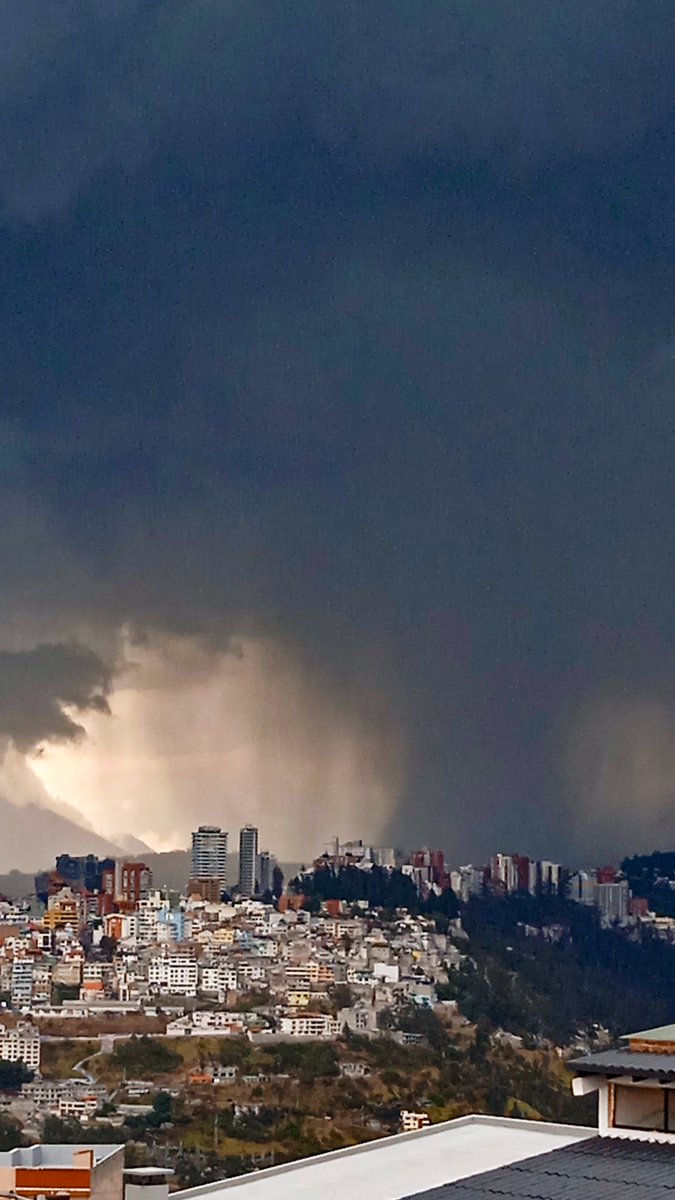 airinvi's tweet photo. Vista del Cordonazo de San Francisco desde Jardin del Valle
#cordonazo #lluvia #Quito #04OCT2026 https://t.co/yWGF4V1Jpf