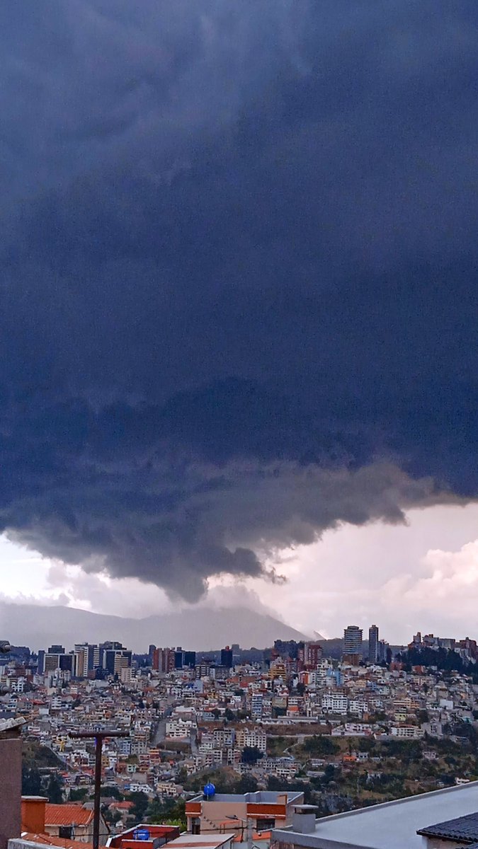 airinvi's tweet photo. Vista del Cordonazo de San Francisco desde Jardin del Valle
#cordonazo #lluvia #Quito #04OCT2026 https://t.co/yWGF4V1Jpf