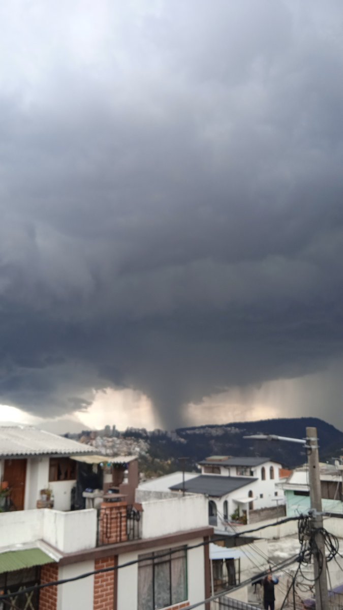 airinvi's tweet photo. Vista del Cordonazo de San Francisco desde Jardin del Valle
#cordonazo #lluvia #Quito #04OCT2026 https://t.co/yWGF4V1Jpf