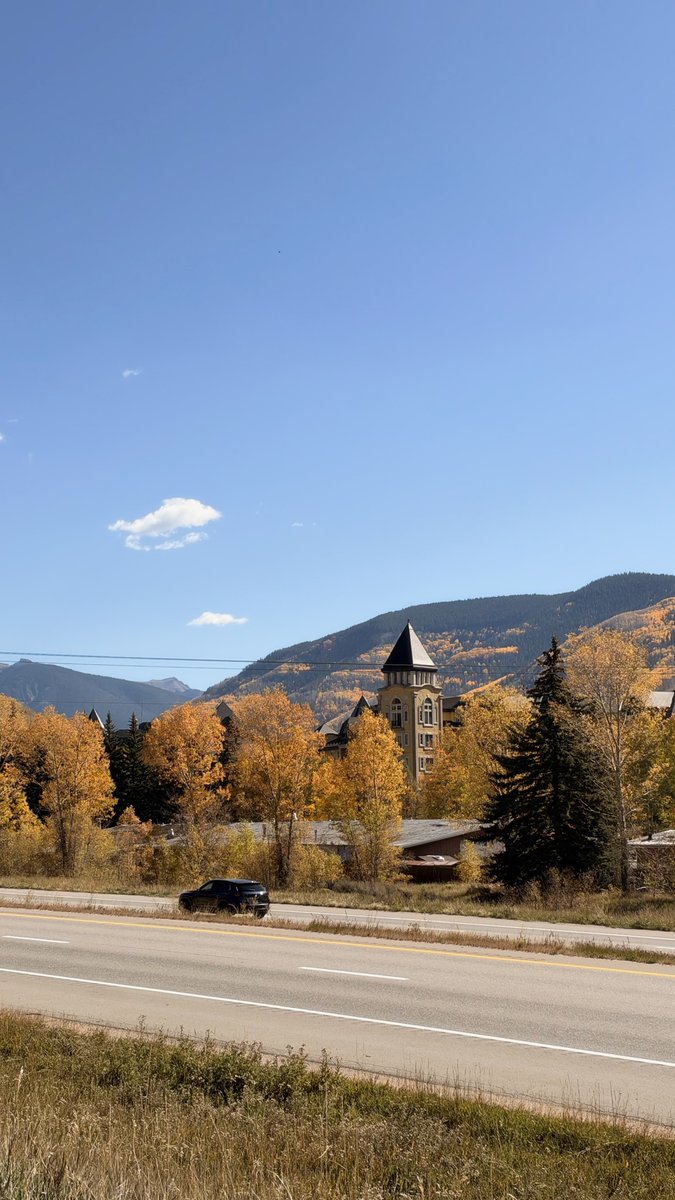 JorgeURQUICO's tweet photo. Vail in October is basically the mountains flirting with you. Golden everywhere, cold enough for a jacket, warm enough for a patio. I get why people come for winter… but fall is the secret. 🍂 https://t.co/v5vH9p5S9H