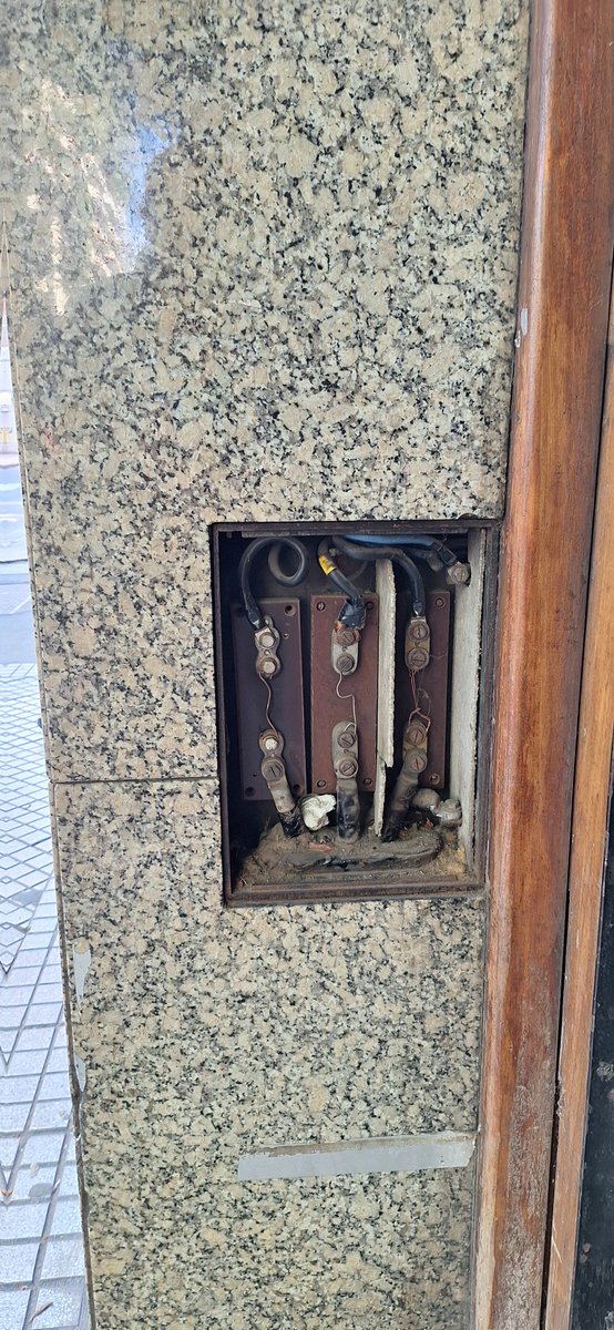 LU6FPJ's tweet photo. Peligro en Laprida y Córdoba. Trifasico😮 https://t.co/cC70Mdlk0x