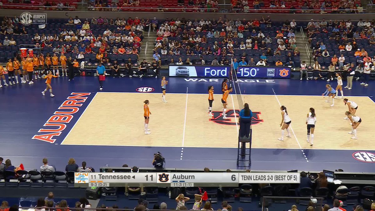 A volleyball match between Tennessee and Auburn, with the scoreboard showing Tennessee leading 11-6 in a best-of-5 series.