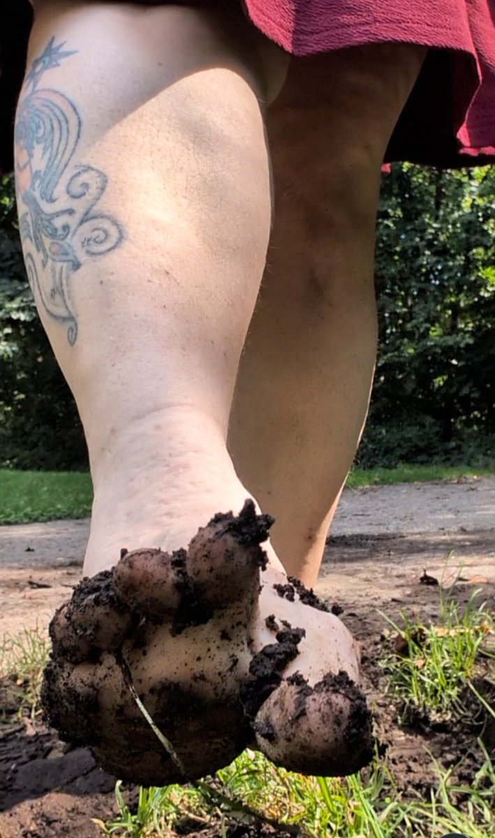 GoddessMoonSole's tweet photo. Trying to get in as much time touching grass (and mud) as I can before it's too cold 
#barefeet #barefoot https://t.co/ojUEkWvrcO